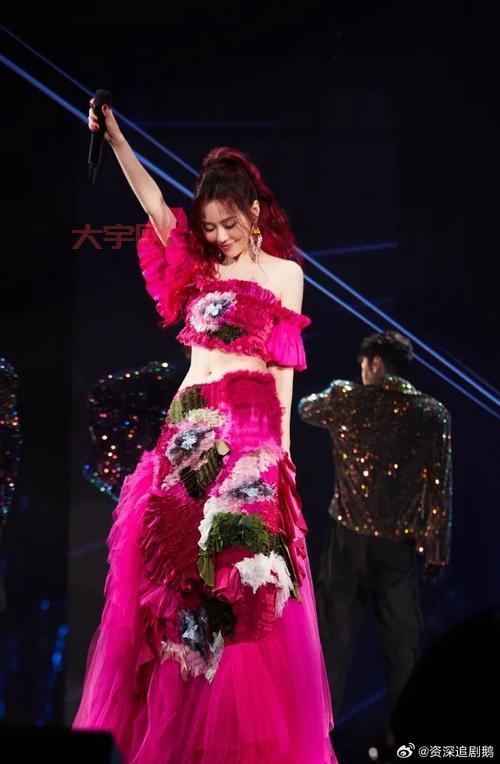 张靓颖广州演唱会：突破尺度，火辣造型，粉丝团必收藏的经典！