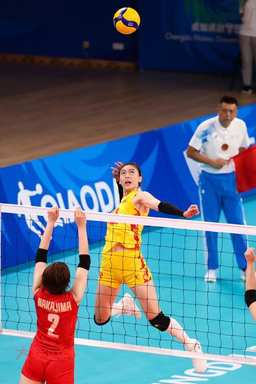 成都大运会女排决赛：中国女排与日本队巅峰对决，精彩绝伦！