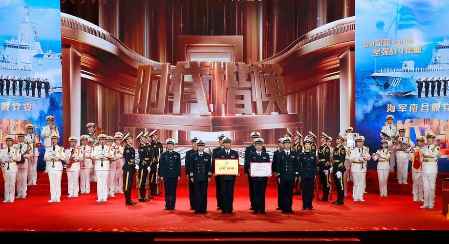 高岩松的奋斗故事：从海军舰艇兵到社会楷模的成长历程