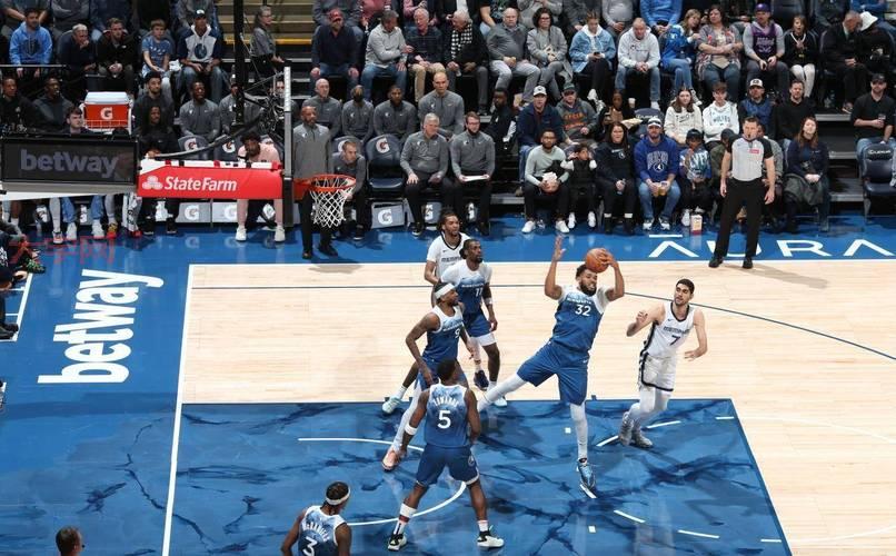 快船灰熊比赛最新战况，双方比分焦灼谁能胜出？