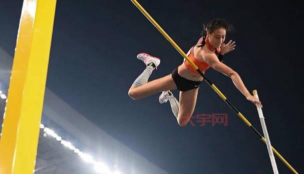 李玲撑杆跳比赛视频集锦，回顾精彩瞬间！