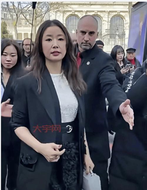 林心如素颜现身机场,看看她和荧幕上差别大吗?