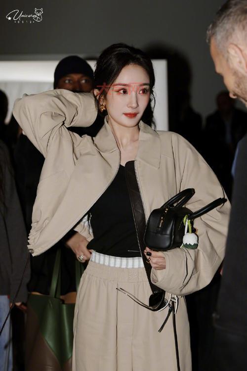 杨幂米兰时装周美照来了！这身穿搭你打几分？