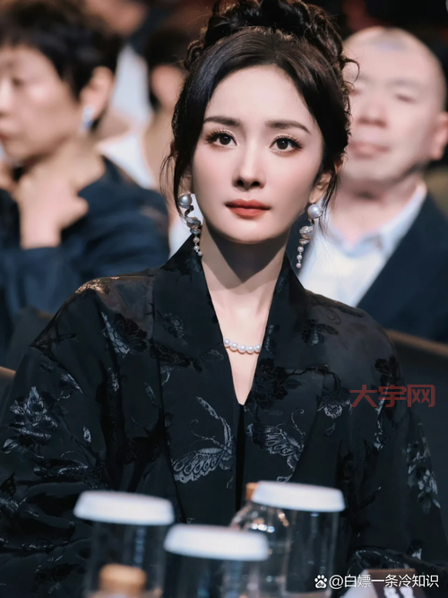 杨幂米兰时装周美照来了!这身穿搭你打几分?